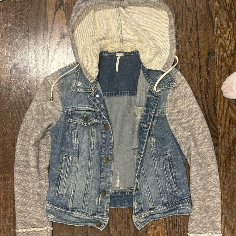 Free People distressed Denim Jacket with gray Sleeves - Picture 2 of 8